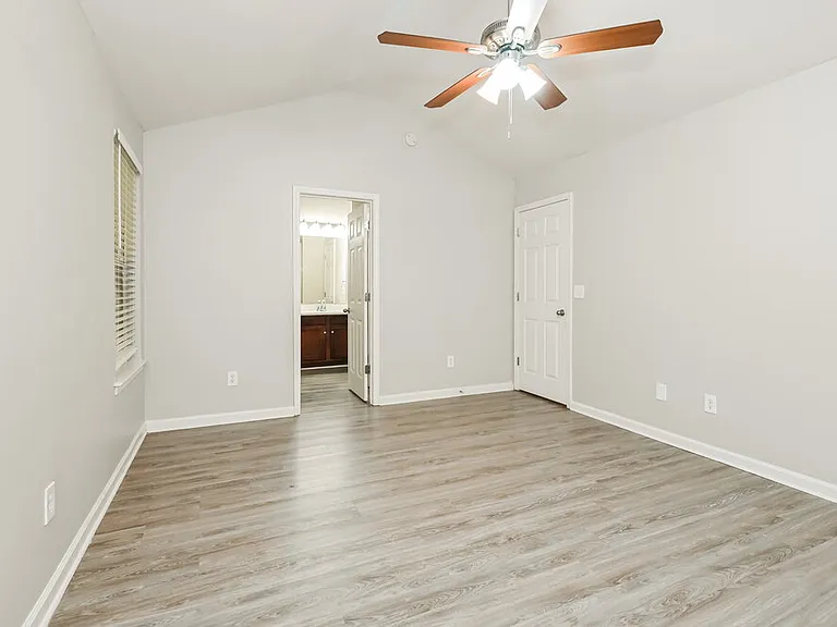 414 Hidden Creek Ct — Photo 10