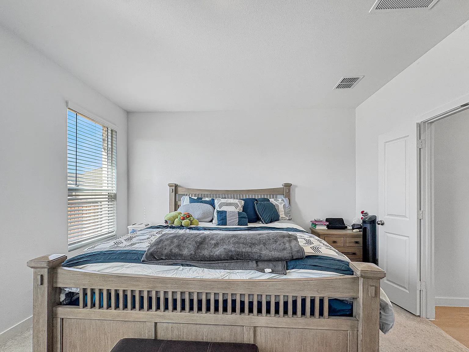 4 bed, 2083 sqft, $2,800 — Photo 4