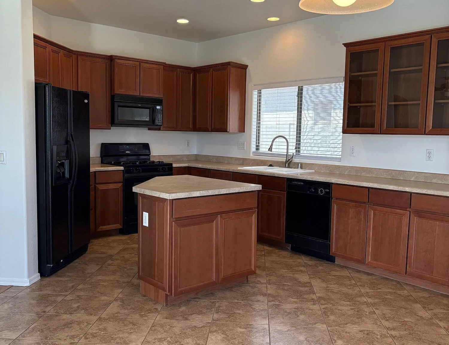 3 bed, 2.0 bath, 1637 sqft, $2,300 — Photo 2