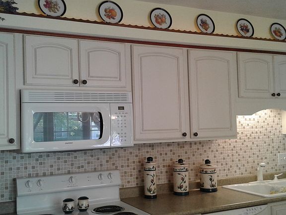 Kitchen with tiled backslash