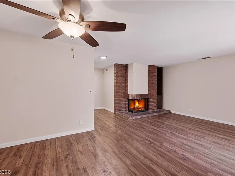 2410 Pickwick Dr — Photo 9