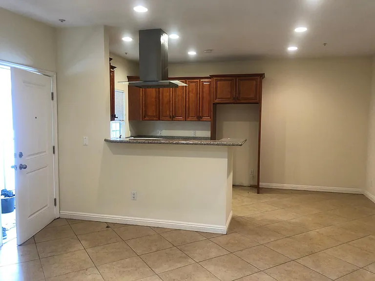 16429 Victory Blvd — Photo 13