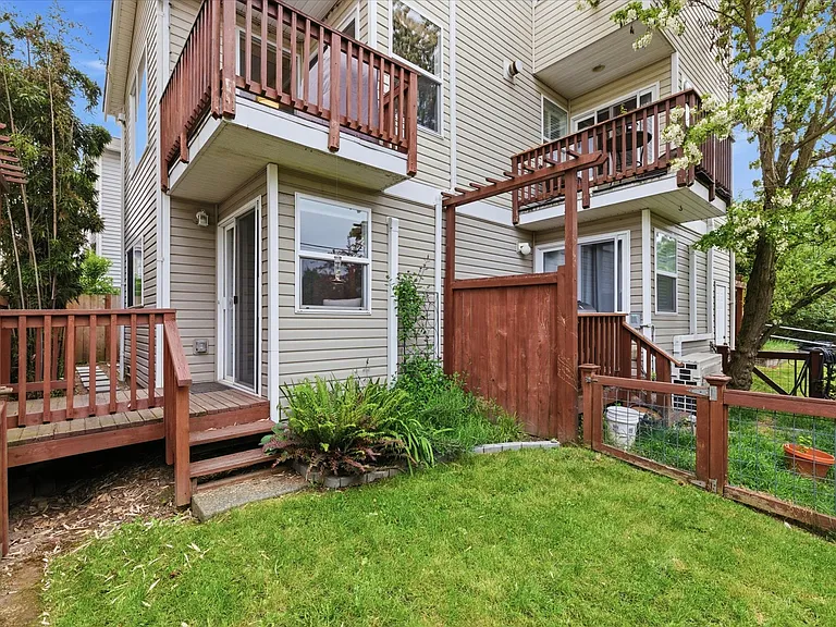 4033A Whitman Ave N — Photo 37