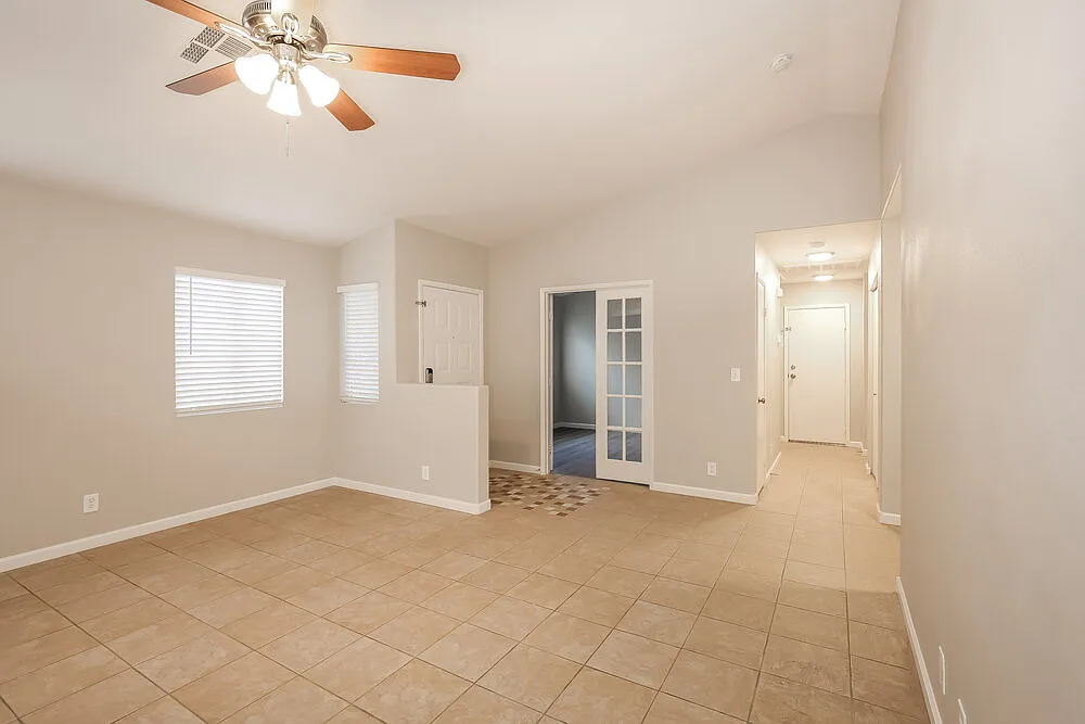 3 bed, 2.0 bath, 1306 sqft, $2,010 — Photo 4