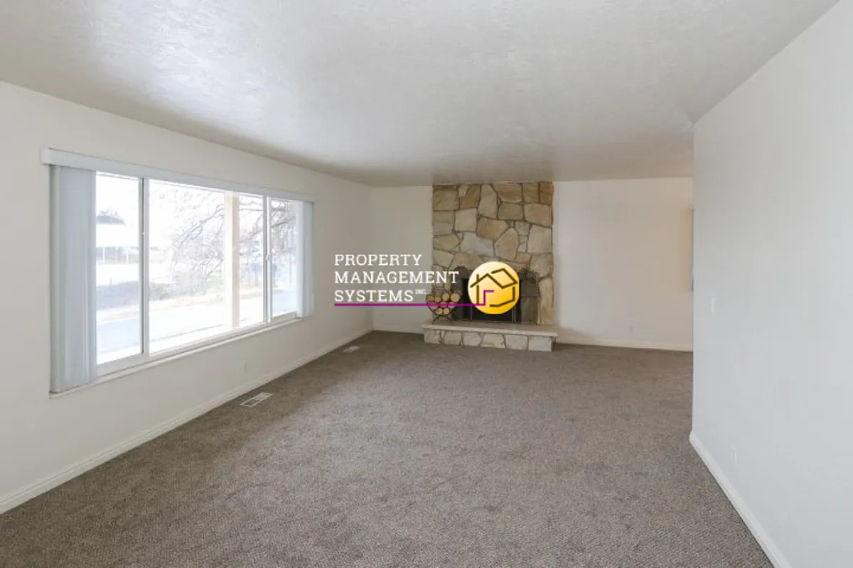 Building Photo - 2466 E Cinnabar Ln #7150-S