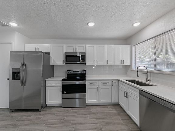 5th image of 15214 Teal Park Dr