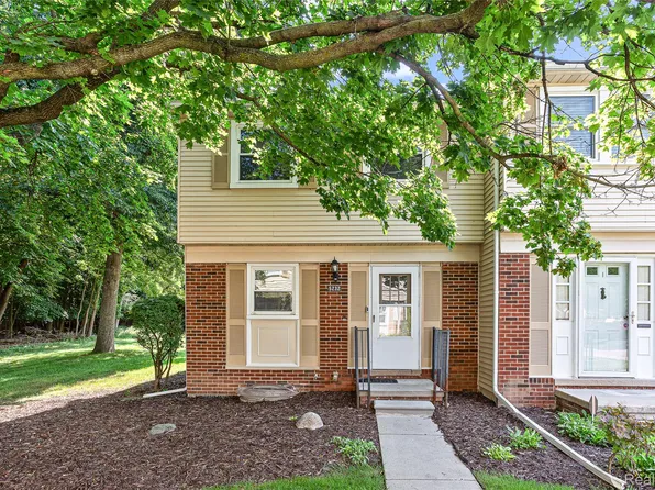 5232 Breeze Hill Pl, Troy, MI 48098