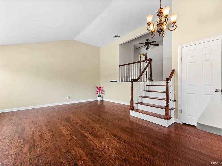 44 Bruce Ln — Photo 3