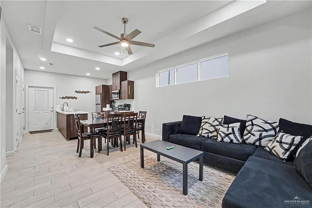 3 bed, 2.0 bath, 920 sqft, $1,850 — Photo 3
