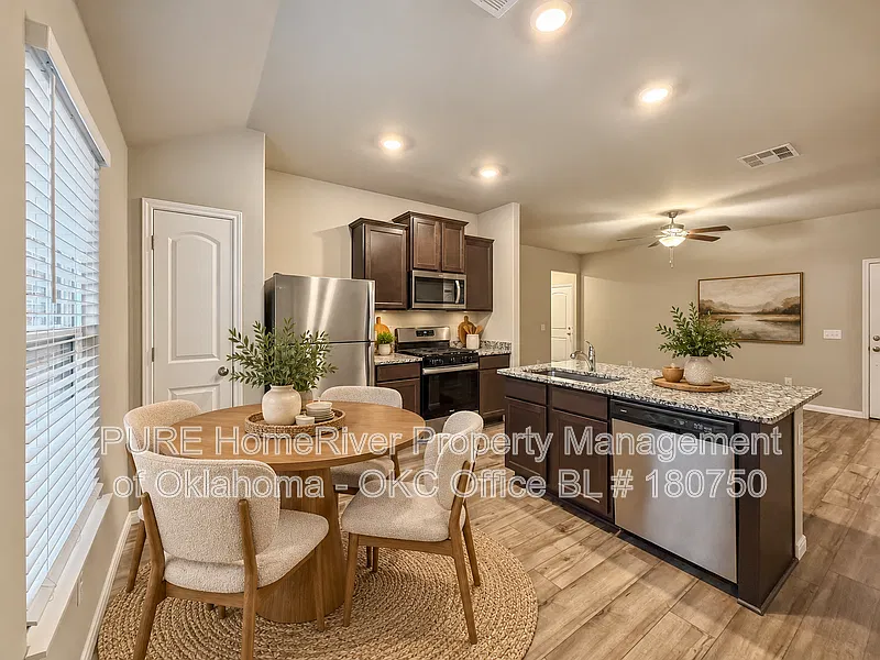 3 bed, 2.0 bath, 1152 sqft, $1,435 — Photo 3