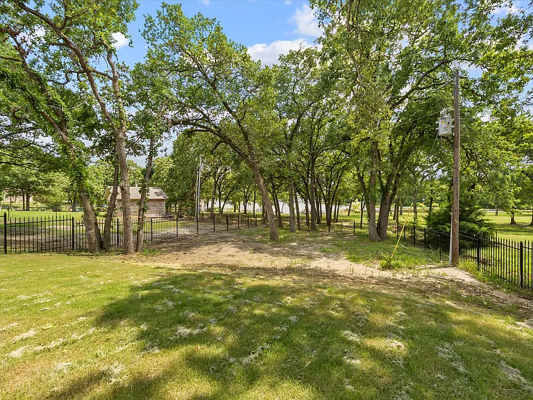 2811 Rodeo Dr — Photo 45