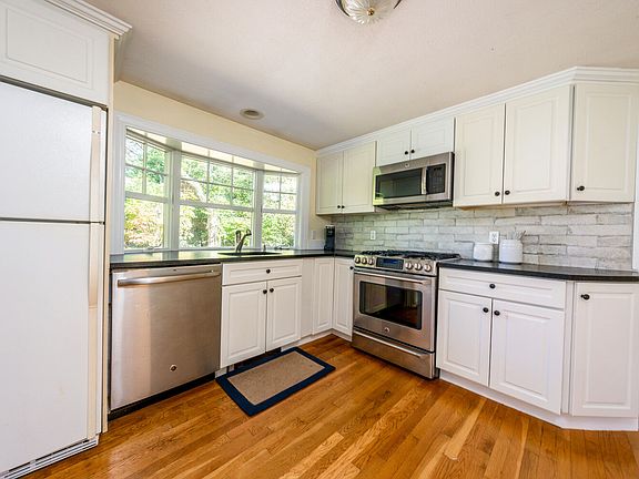4th image of 52 Bass River Ln
