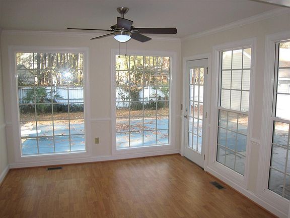 5th image of 204 S Baywood Ln