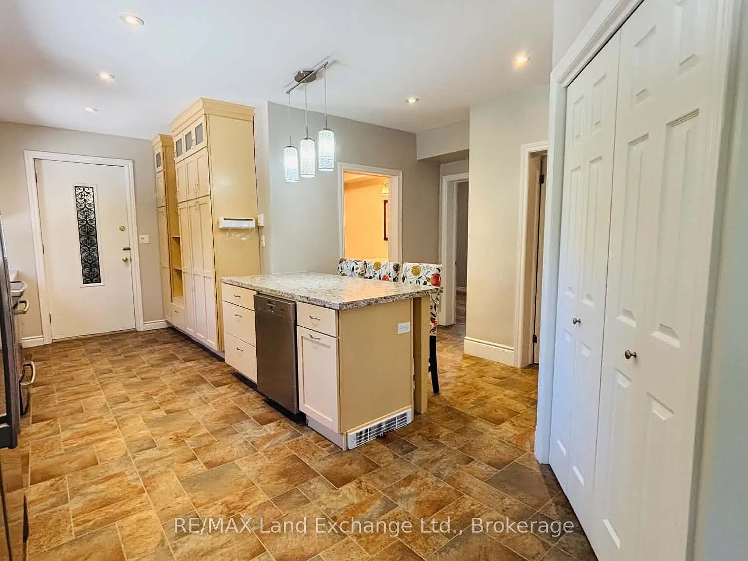 3 bed, $3,000 — Photo 2