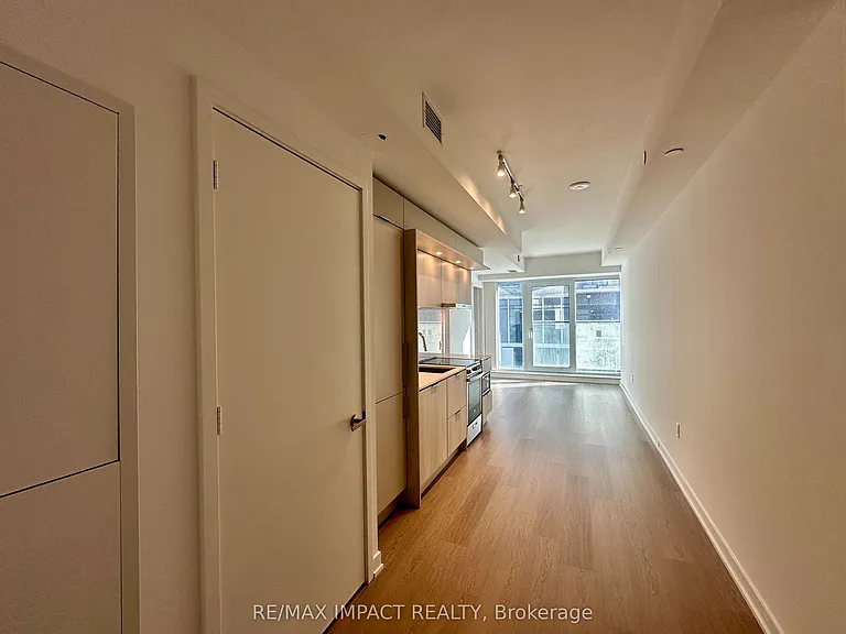 448 Burnhamthorpe Rd W — Photo 11