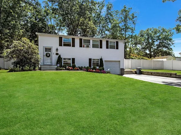 30 Mayflower Lane, East Setauket, NY 11733