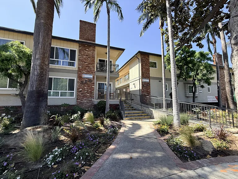 Chevy Chase Terrace — Photo 1
