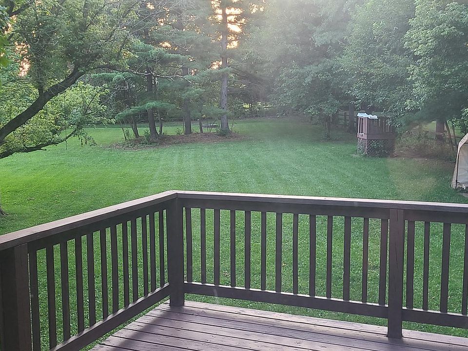 another rear yard pic. Notice how private it is from that deck!