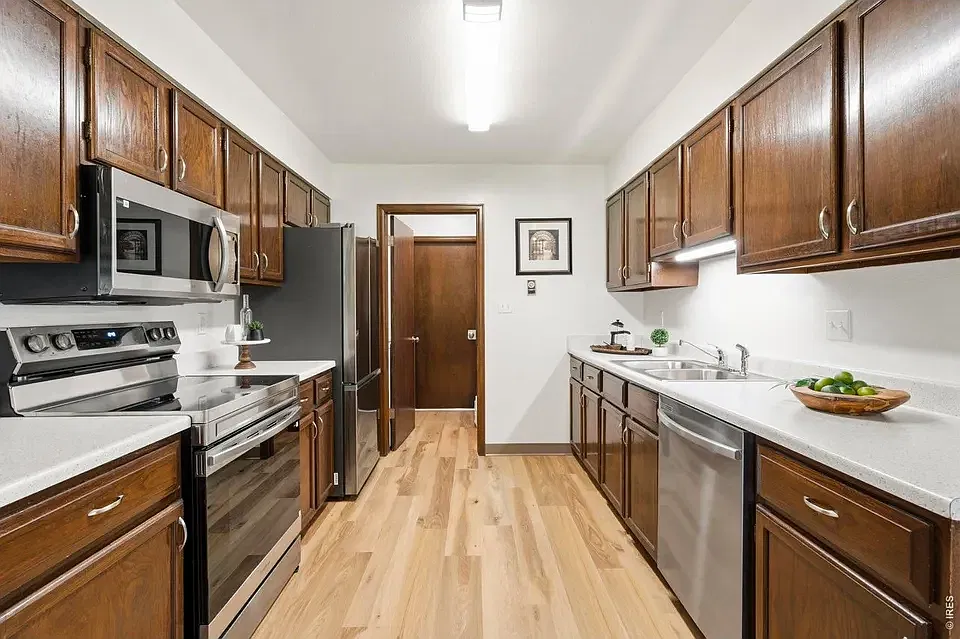 3 bed, 2.5 bath, 1300 sqft, $2,575 — Photo 4