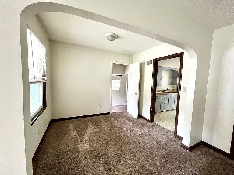1107 Claflin Main — Photo 3