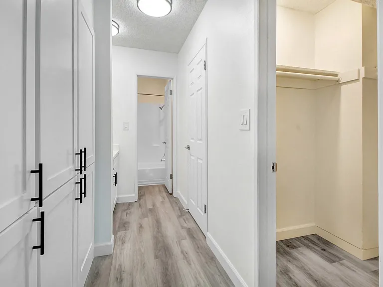 5830 Reseda Boulevard — Photo 23