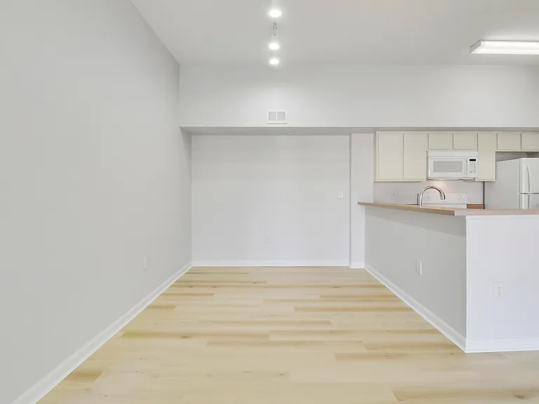 121 SW Palm Dr #306 — Photo 34