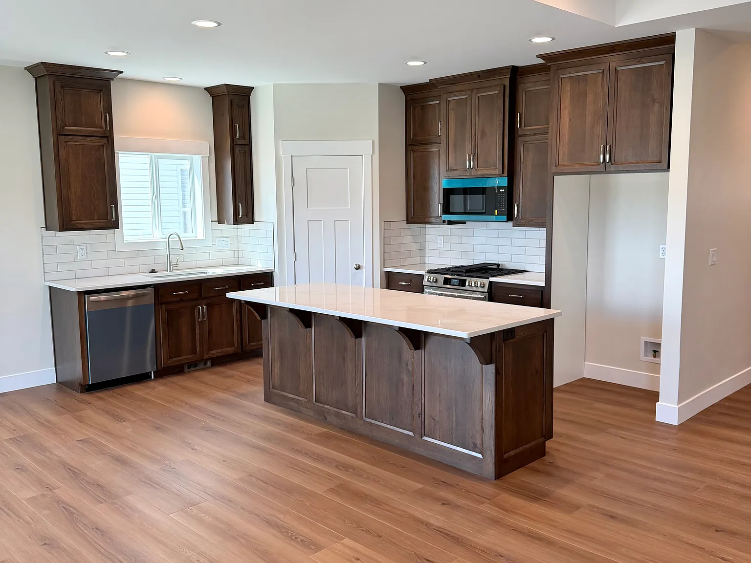 3 bed, 3360 sqft, $2,250 — Photo 2
