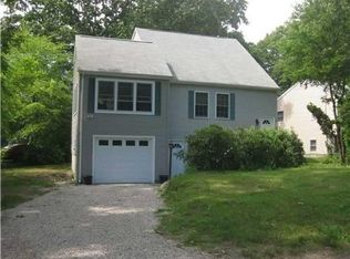 51 Winterberry Rd, Saunderstown, RI 02874