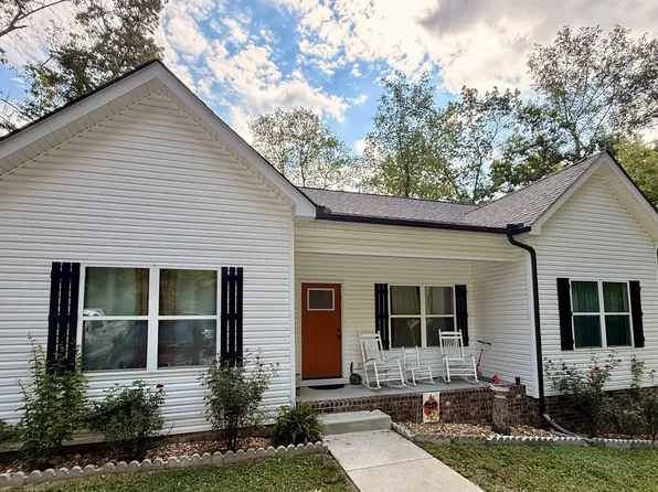 1021 Woodmont Dr, Dickson, TN 37055