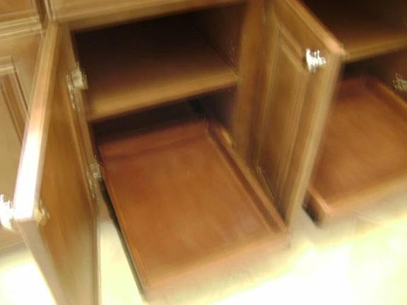 Wood cabinetry w/pullouts