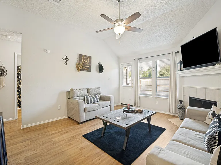 1109 Alexandria Dr — Photo 7