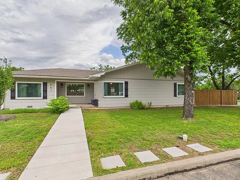 409 S Pear St — Photo 1