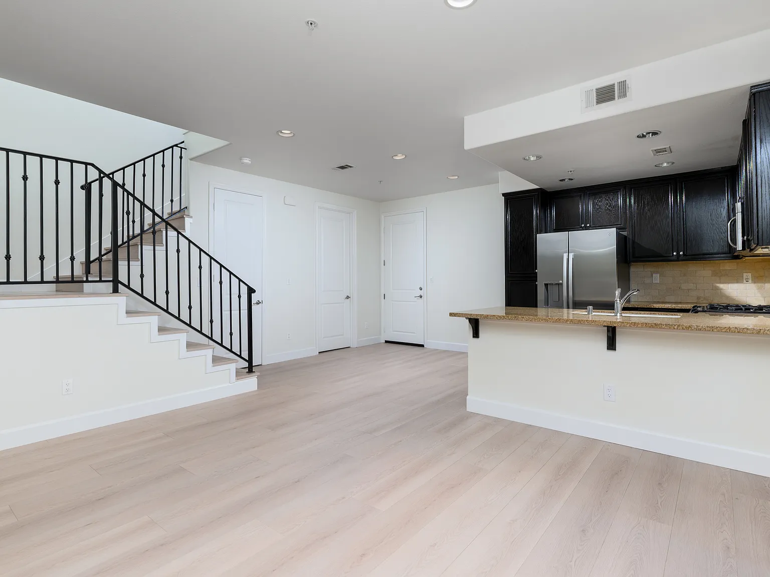 3 bed, 2.5 bath, 1384 sqft, $3,900 — Photo 2