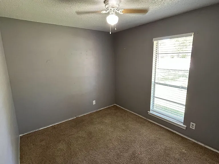 728 Amity Ln — Photo 8