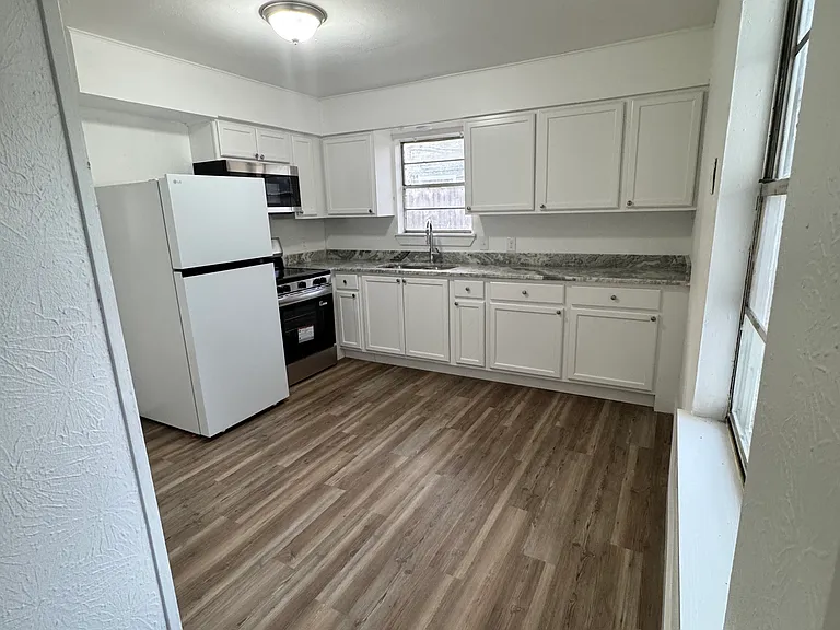 108 E Kirby St — Photo 7