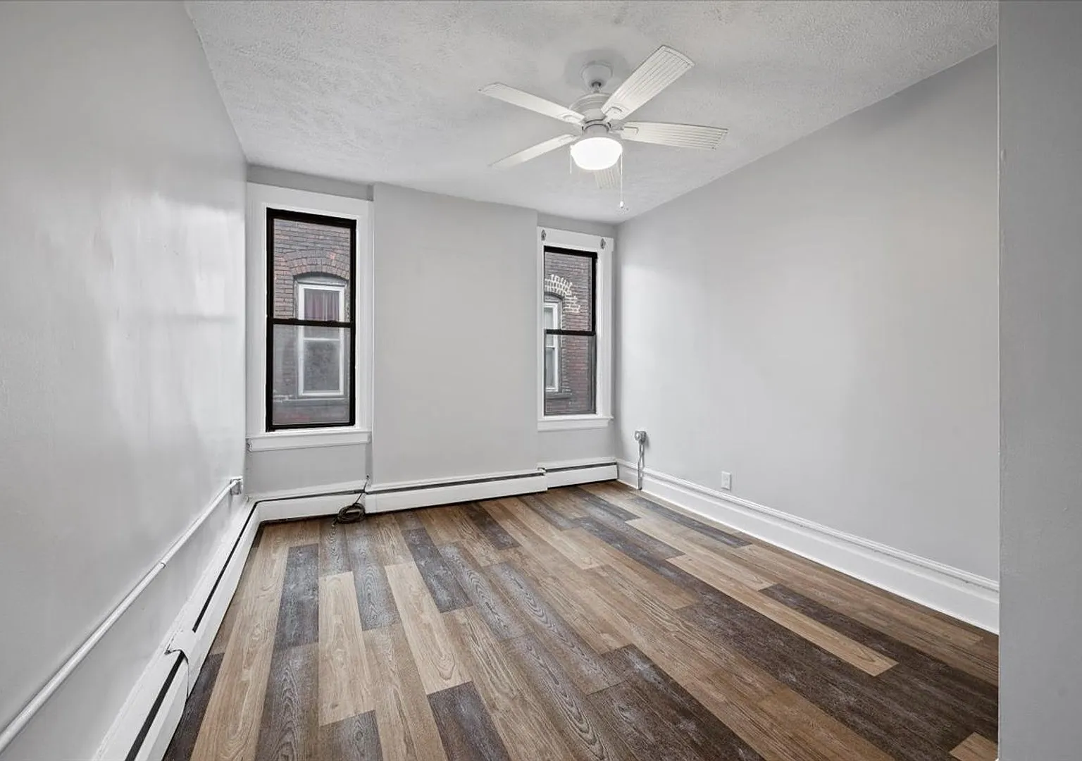 Top Floor! Modern 3bd/2ba With Private Balcony, In-Unit Laundry & Exclusive Medical Discounts! — Photo 4