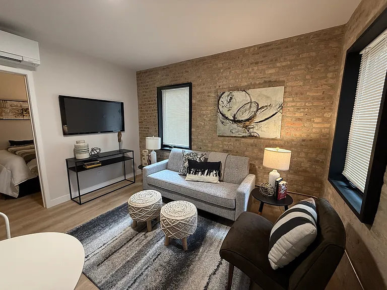 2111 W Augusta Blvd #1W — Photo 2