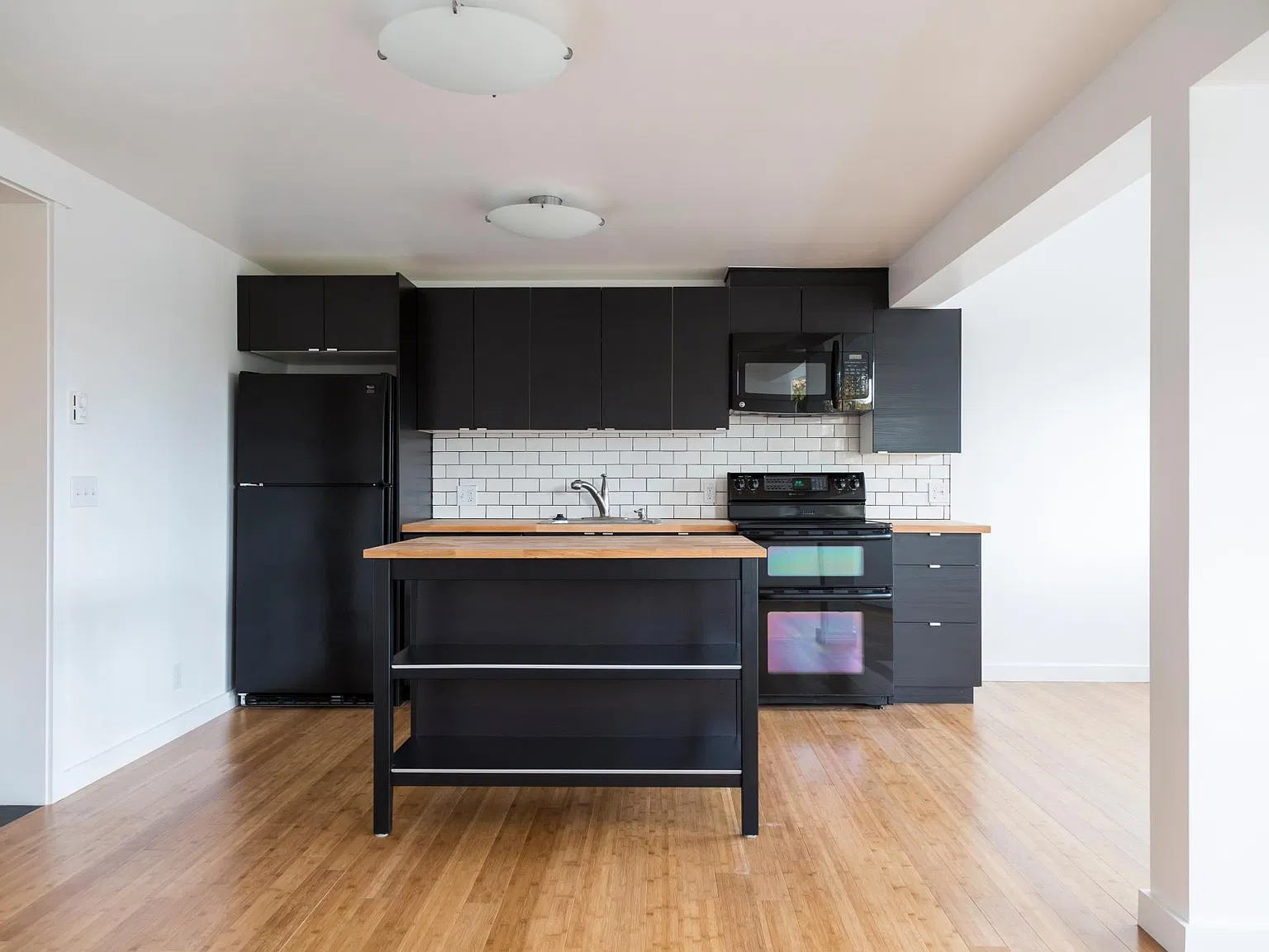 1 bed, 770 sqft, $2,450 — Photo 2