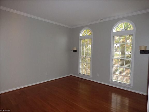 5th image of 19 Old Orchard Ln