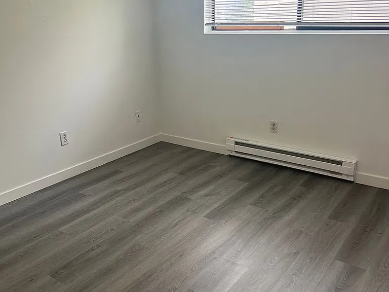 527 Summit Ave E — Photo 24