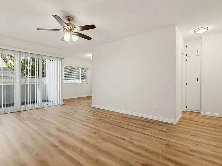 537 W Hyde Park Blvd — Photo 30