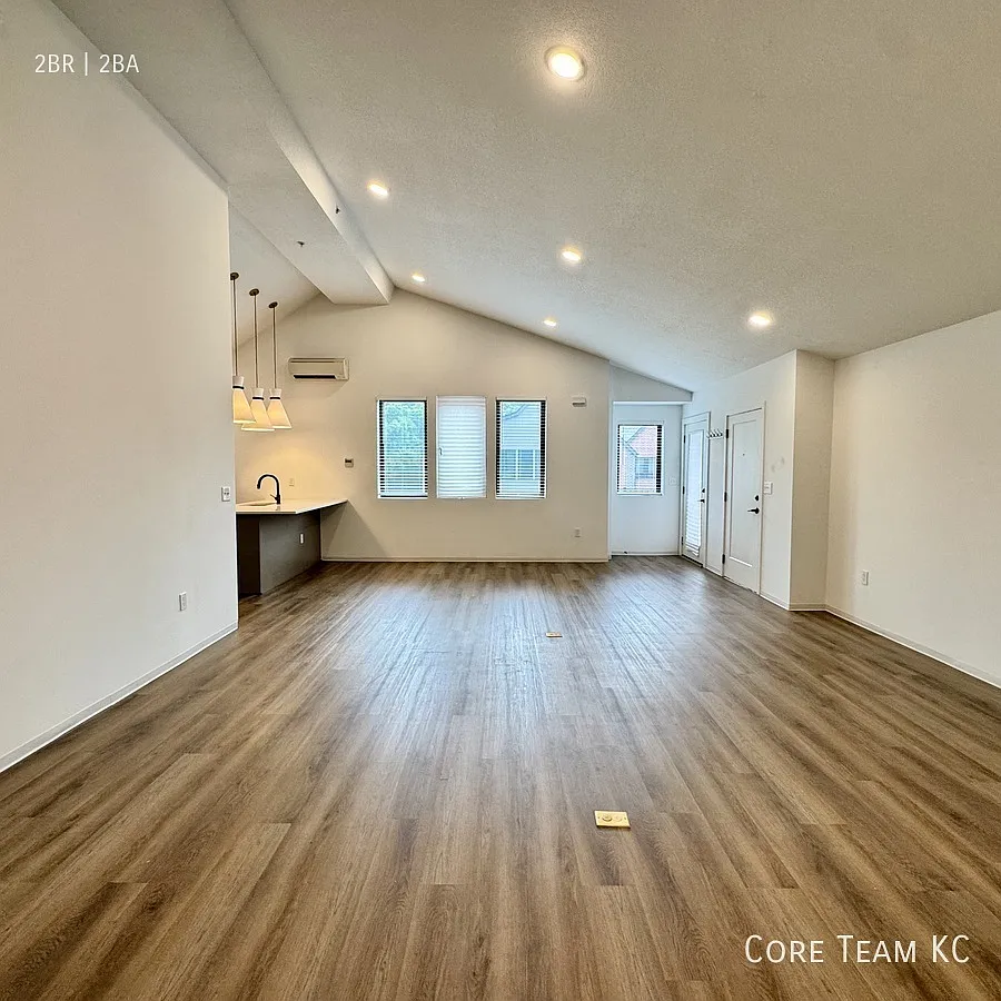 Top Floor 1500 SF 2 Bedroom — Photo 2