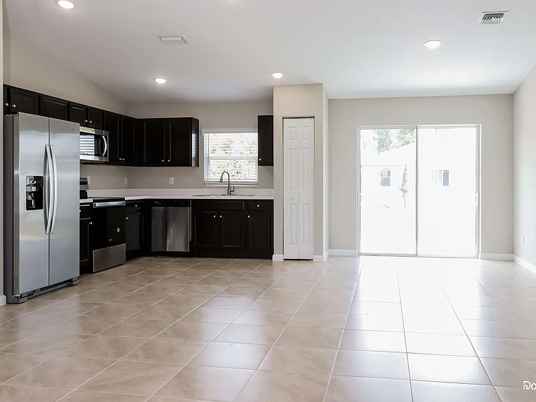 1037 SW Sudder Ave — Photo 5
