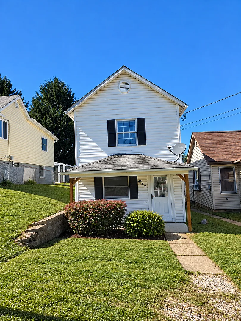 Charming 2-bedroom home with a spacious backyard and convenient first-floor laundry. — Photo 1