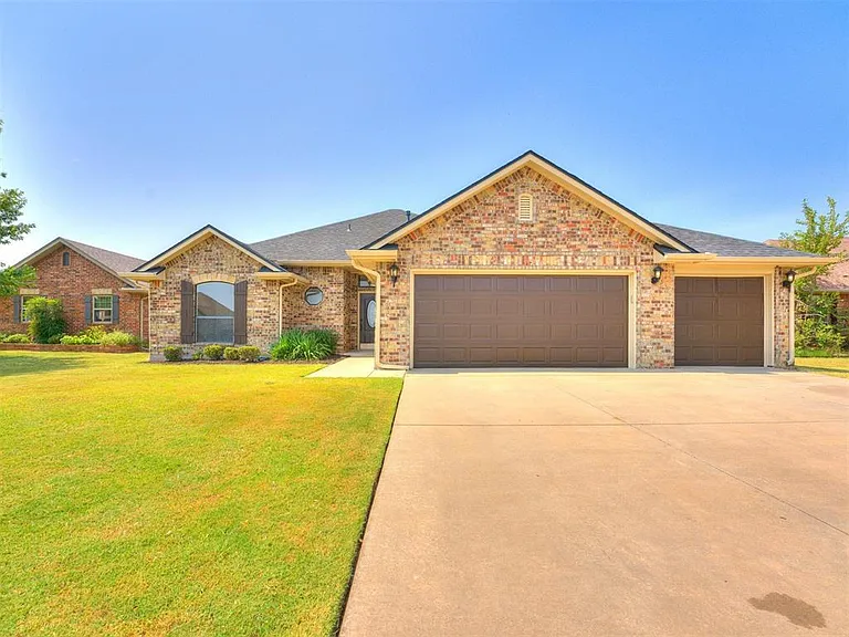 1209 Stoneridge Dr — Photo 2