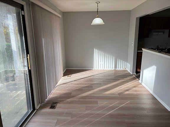 3rd image of 404 Sandalwood Ln