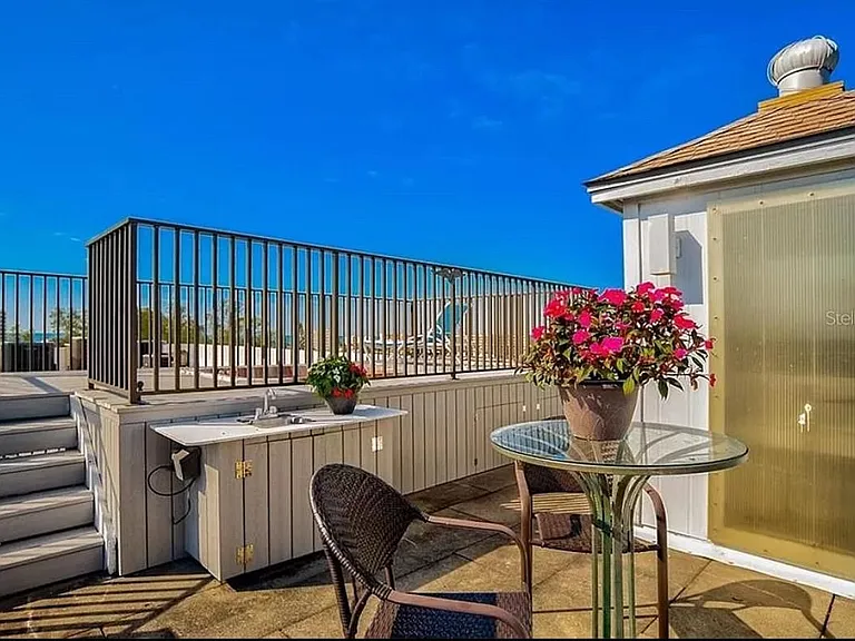 Hot tub on roofdeck