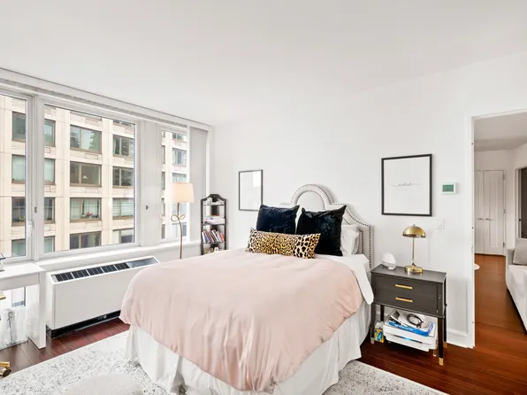 80 Riverside Boulevard image 4 of 14