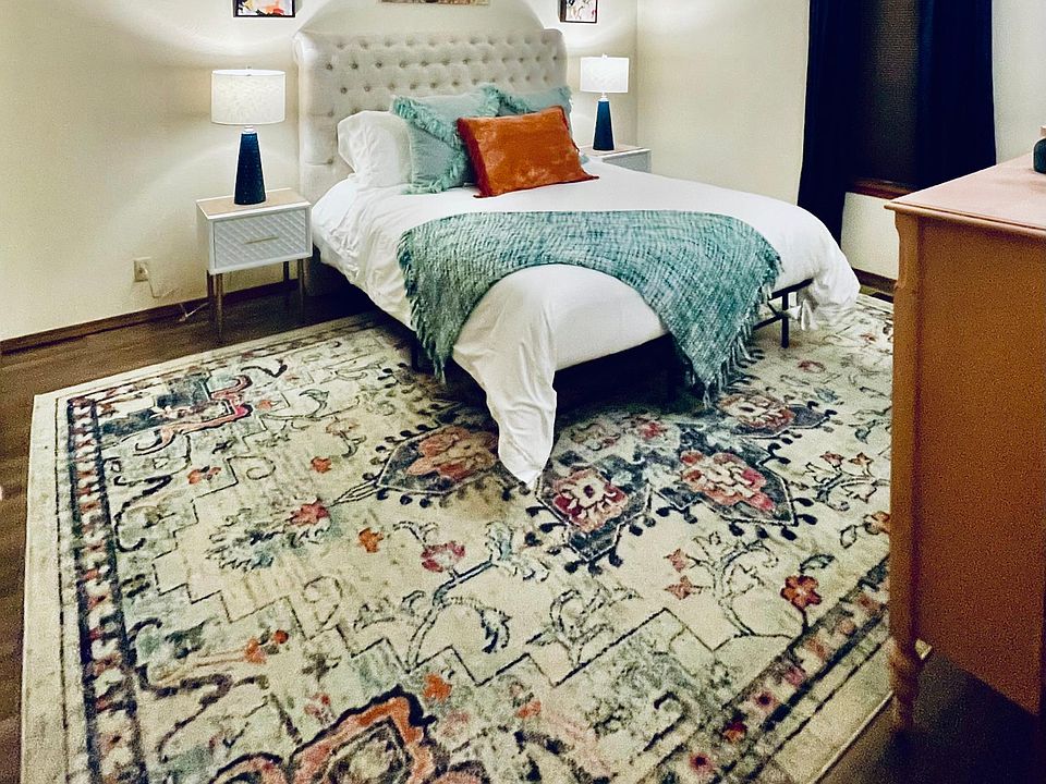 Bedroom with queen size bed