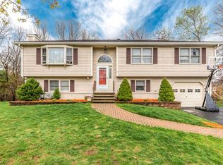 12 Cherokee Ln, Wilmington, MA 01887